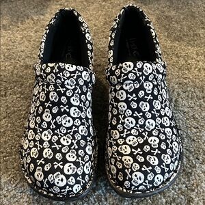 b.o.c Born Concept Skull Print Clogs, size 7.5